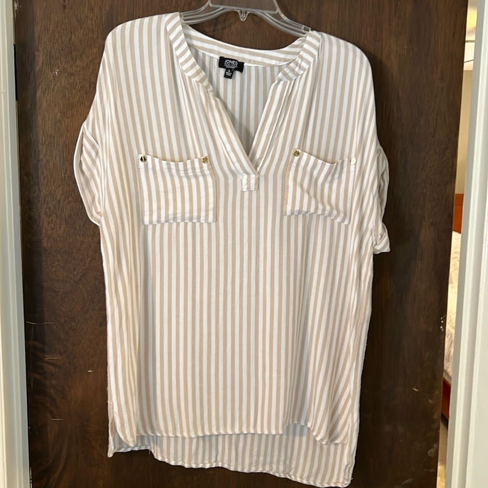 Ladies Jones New York shirt. Size Large. In excellent condition.